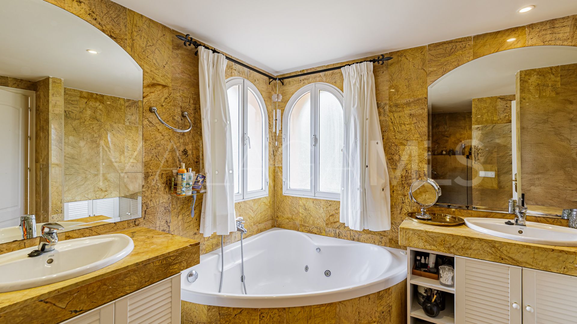 For sale 5 bedrooms villa in Cumbres de Elviria
