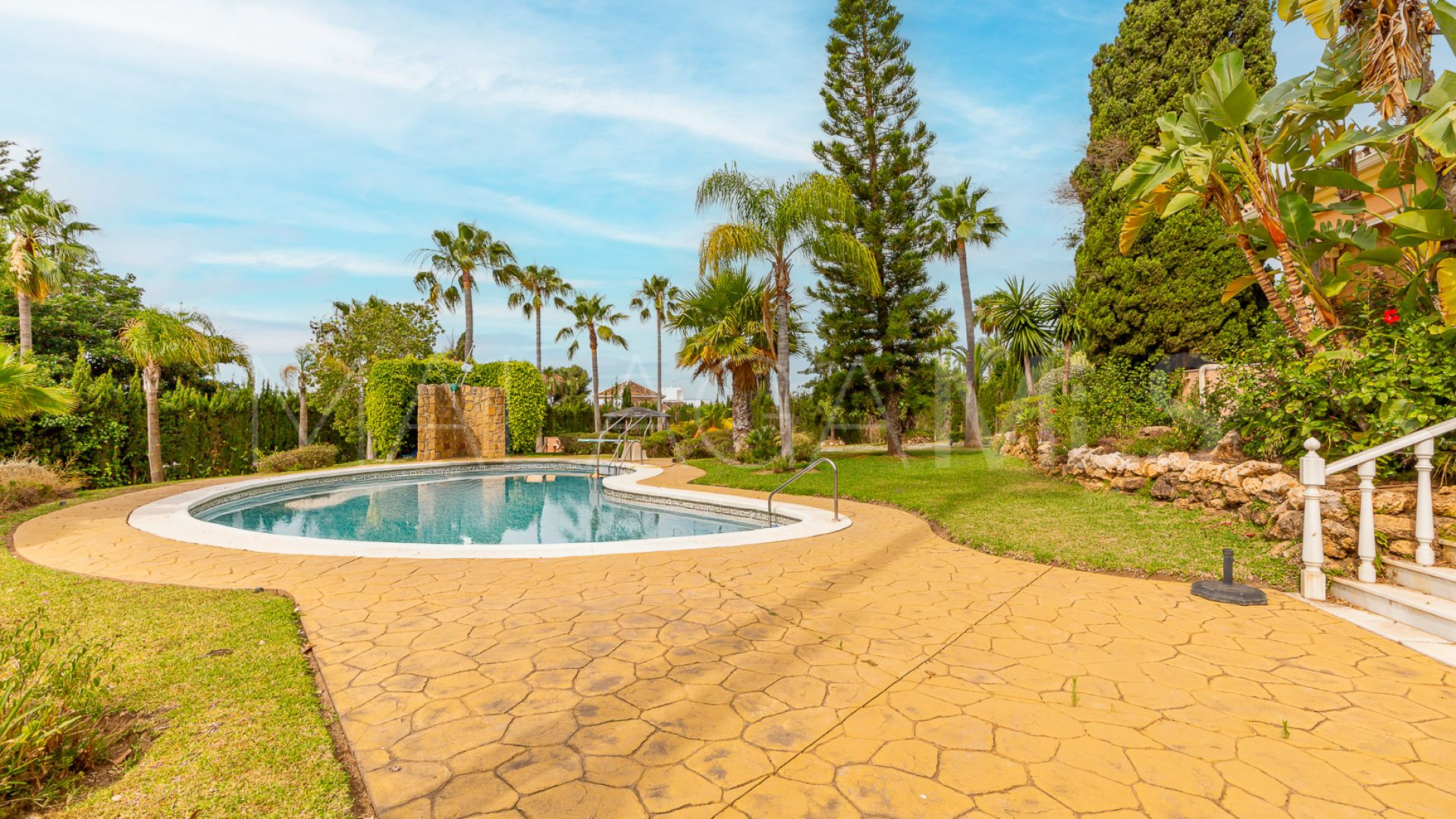 For sale 5 bedrooms villa in Cumbres de Elviria