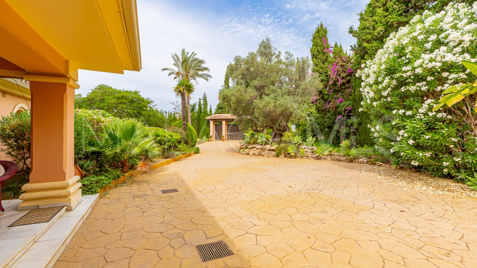 For sale 5 bedrooms villa in Cumbres de Elviria