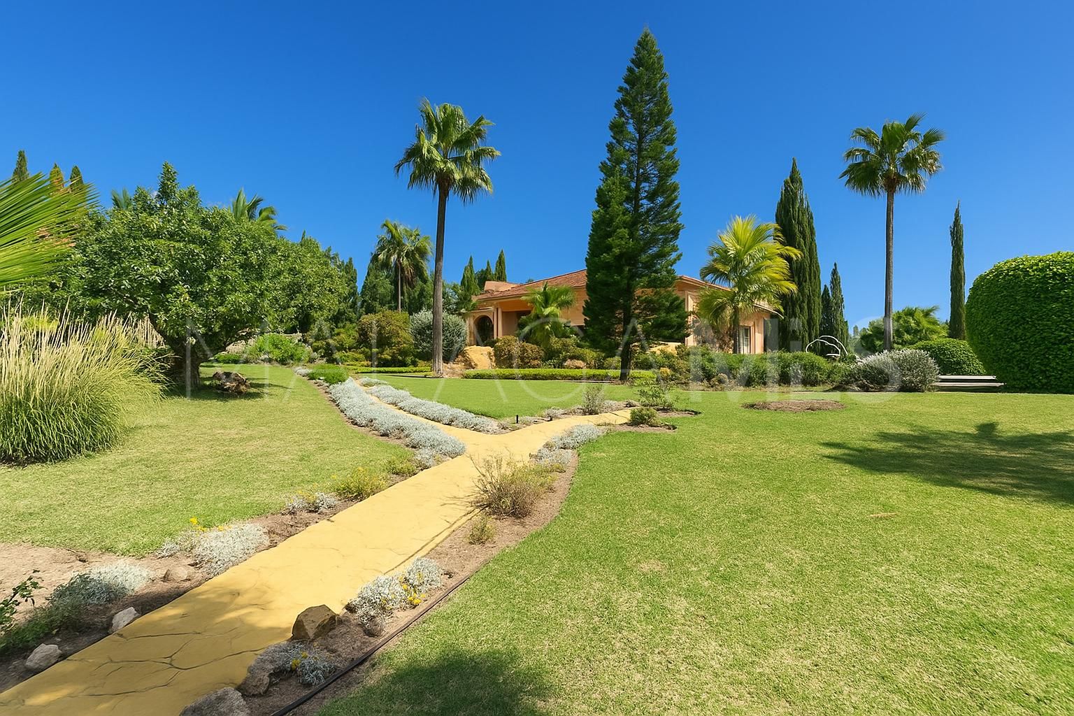 For sale 5 bedrooms villa in Cumbres de Elviria