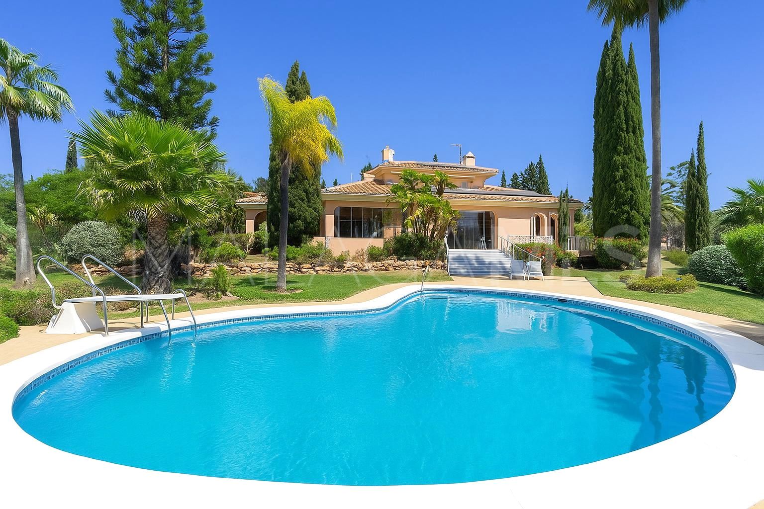 For sale 5 bedrooms villa in Cumbres de Elviria