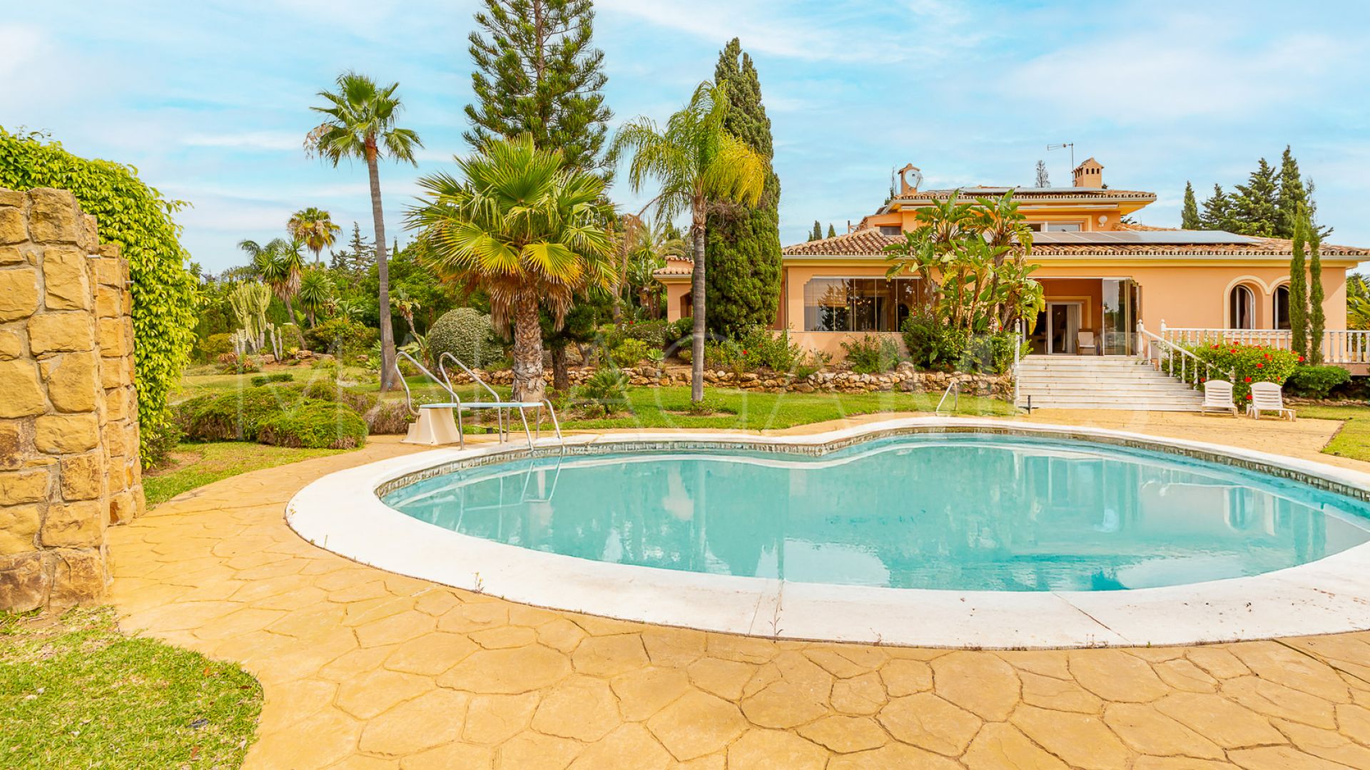 For sale 5 bedrooms villa in Cumbres de Elviria