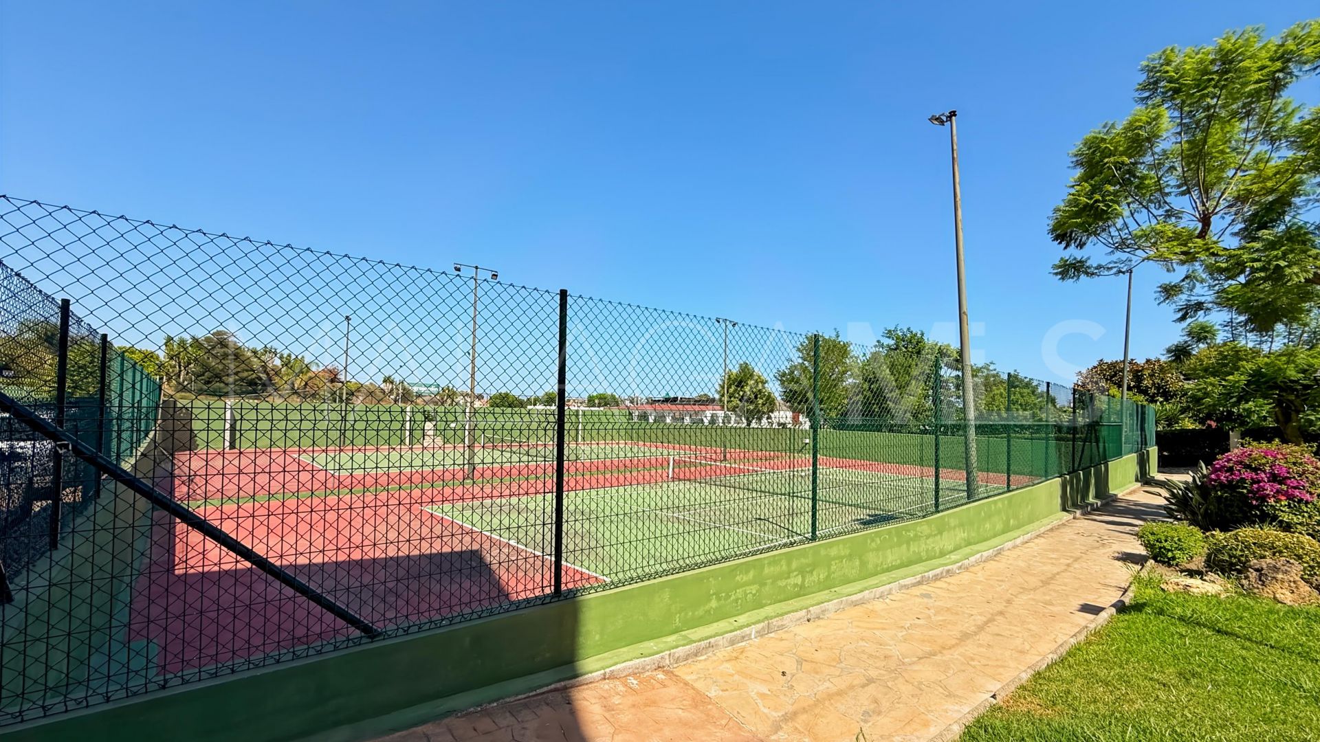 For sale flat in Estepona East