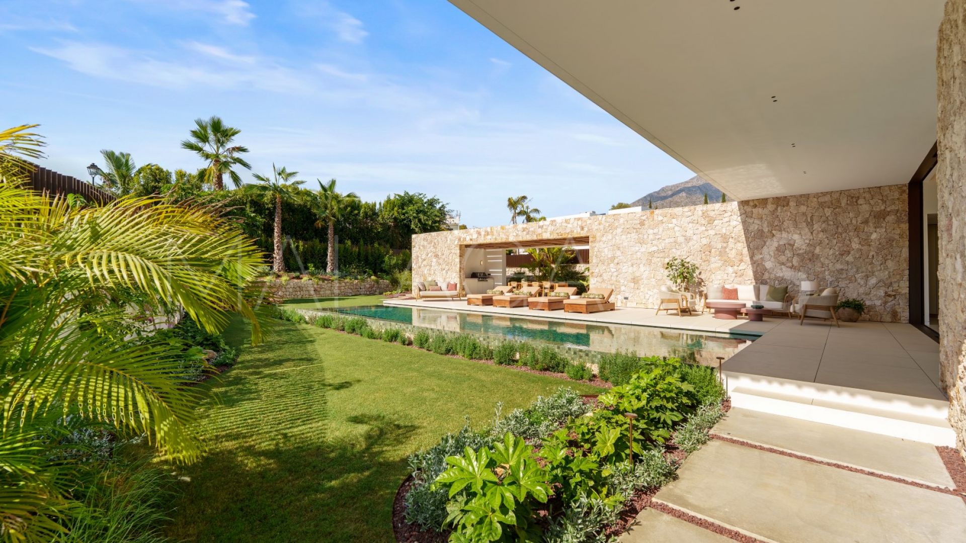 For sale 5 bedrooms villa in Marbella Golden Mile