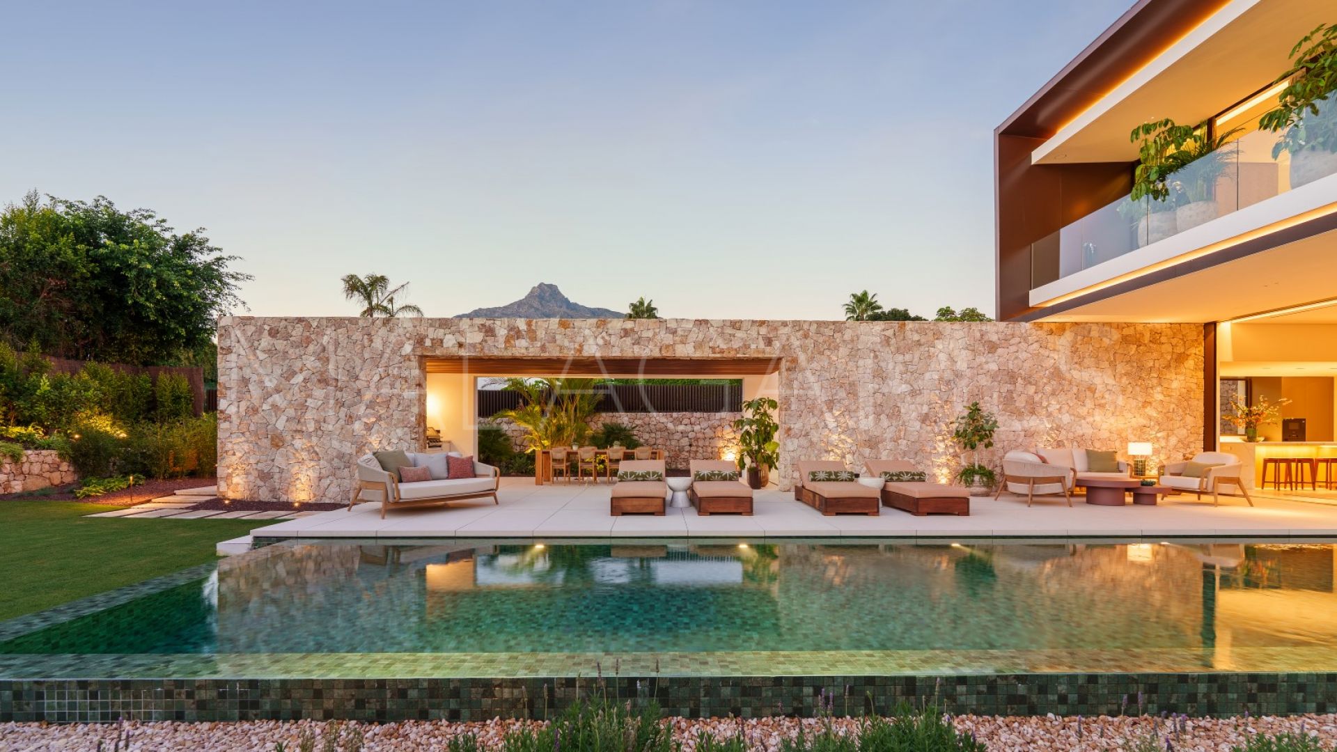 For sale 5 bedrooms villa in Marbella Golden Mile