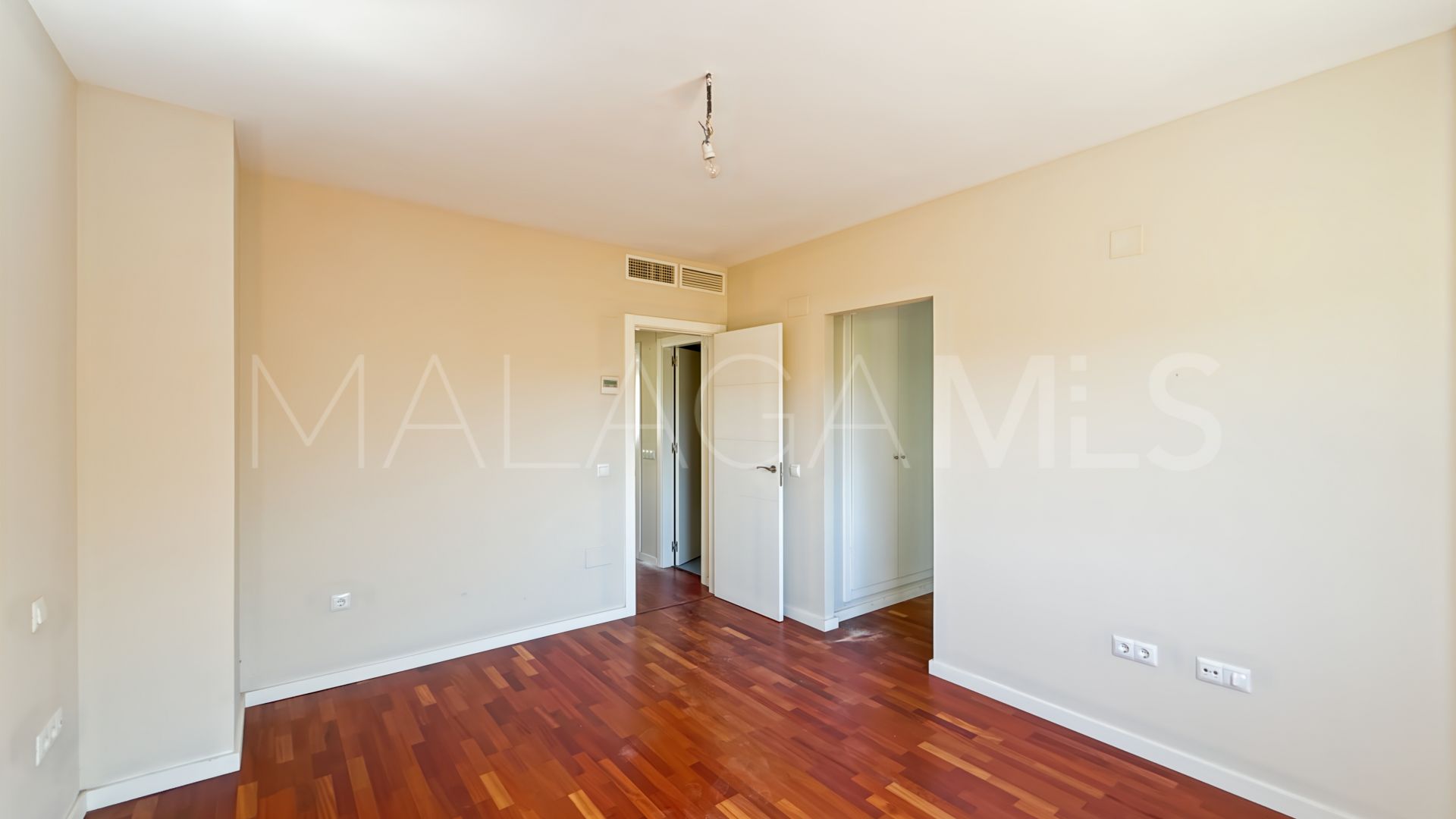 For sale town house in Calypso