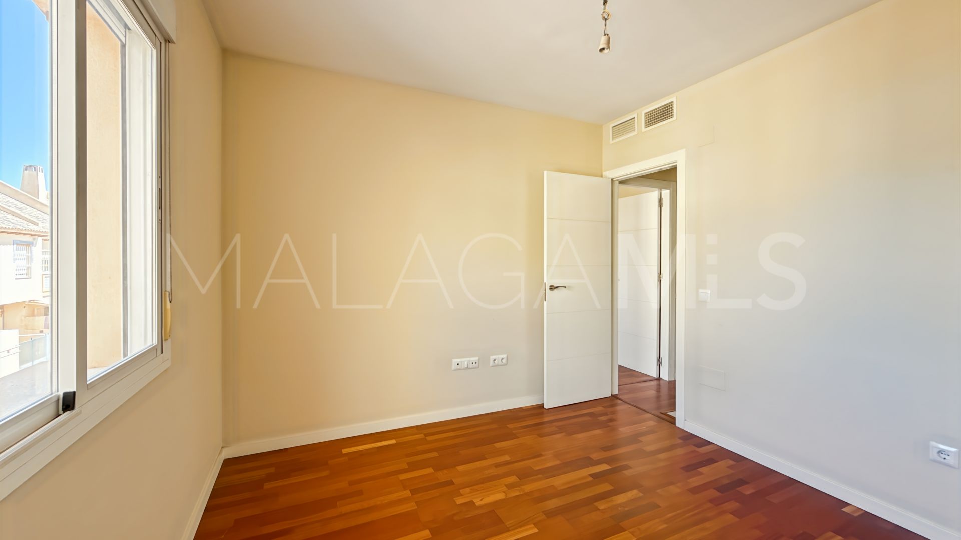 For sale town house in Calypso