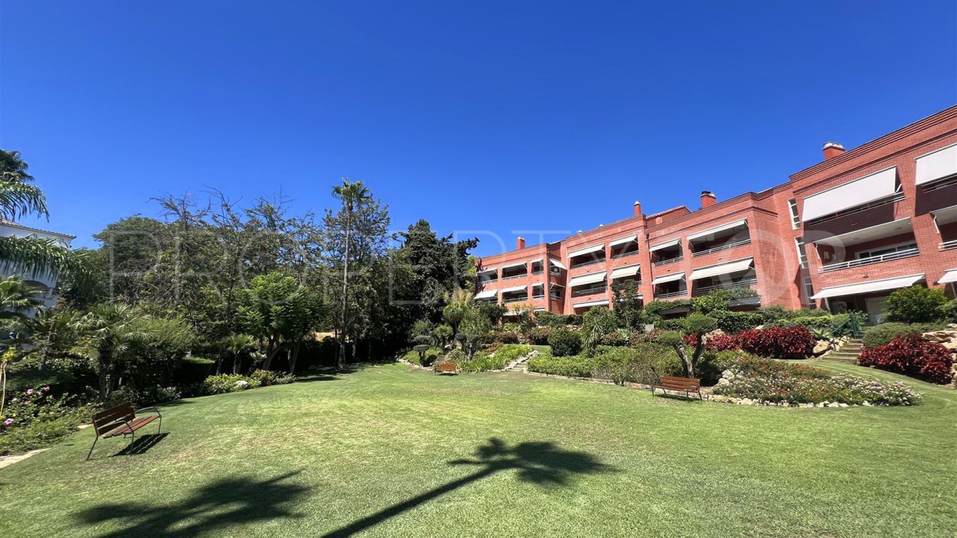 For sale ground floor apartment with 4 bedrooms in La Reserva de los Granados