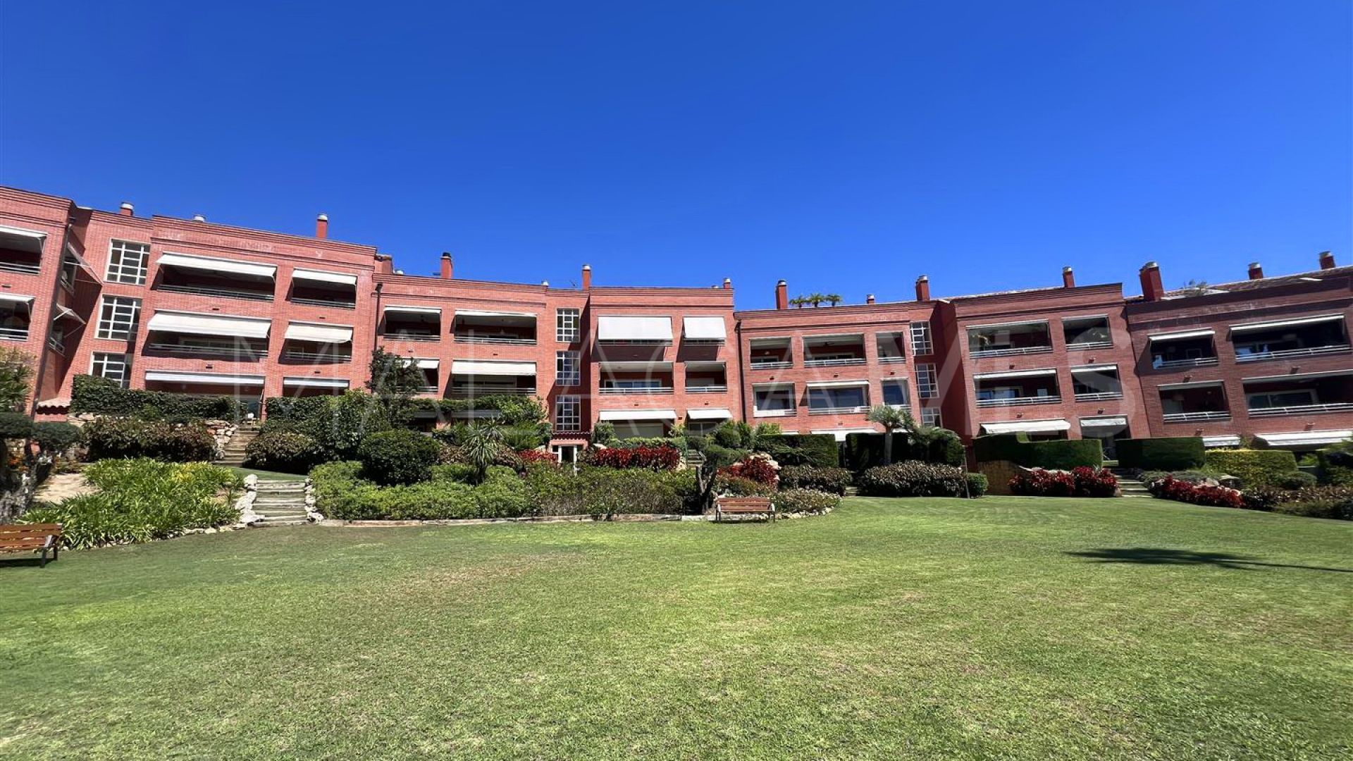 For sale ground floor apartment with 4 bedrooms in La Reserva de los Granados