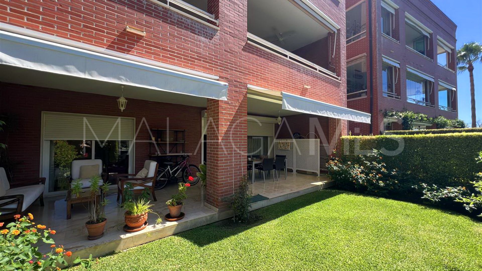 For sale ground floor apartment with 4 bedrooms in La Reserva de los Granados