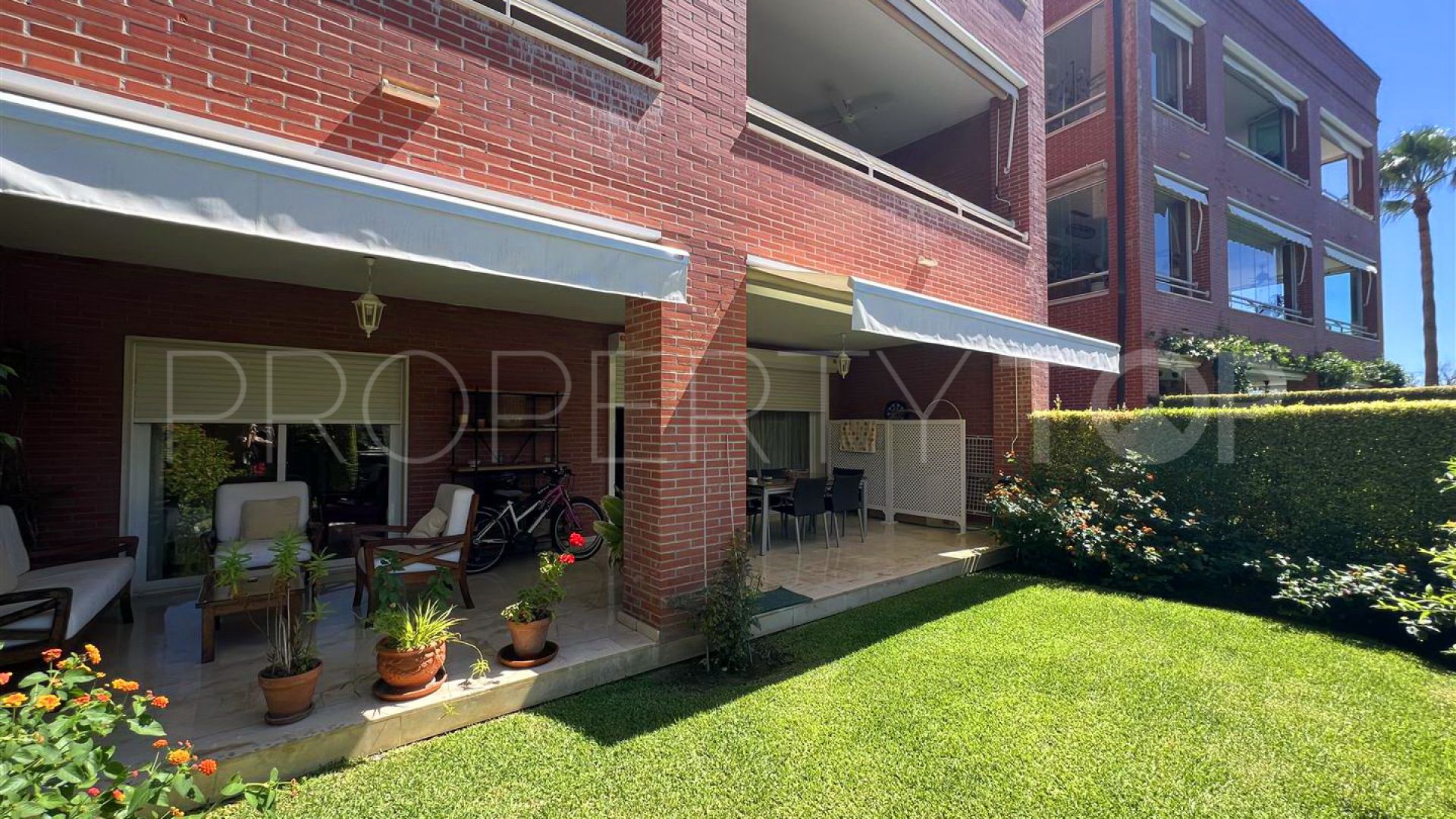 For sale ground floor apartment with 4 bedrooms in La Reserva de los Granados