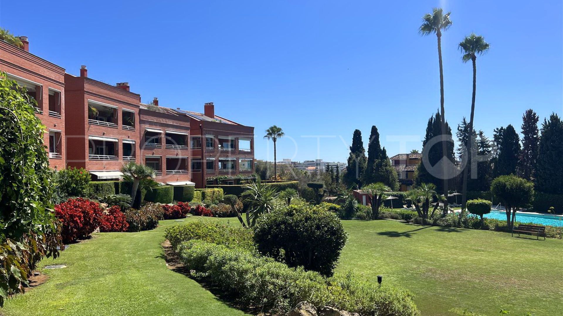 For sale ground floor apartment with 4 bedrooms in La Reserva de los Granados