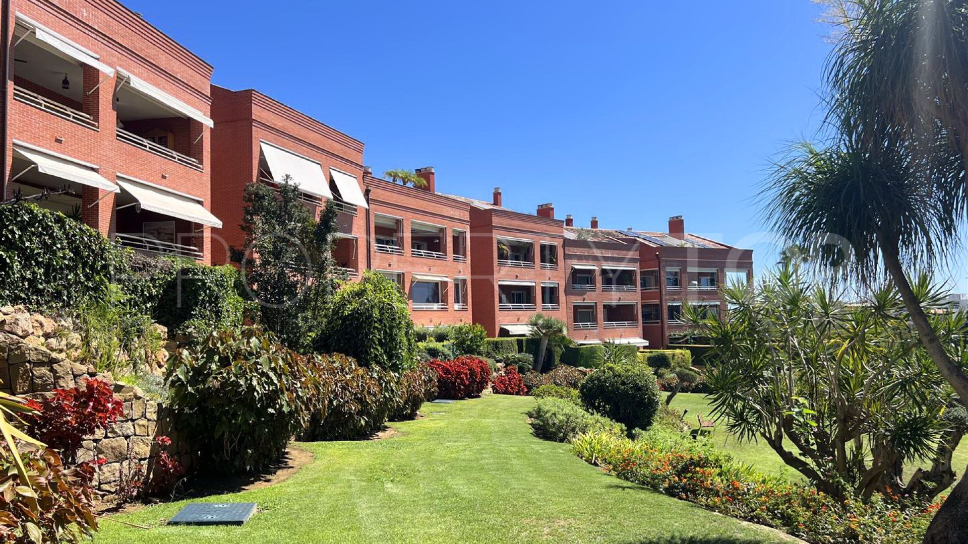 For sale ground floor apartment with 4 bedrooms in La Reserva de los Granados