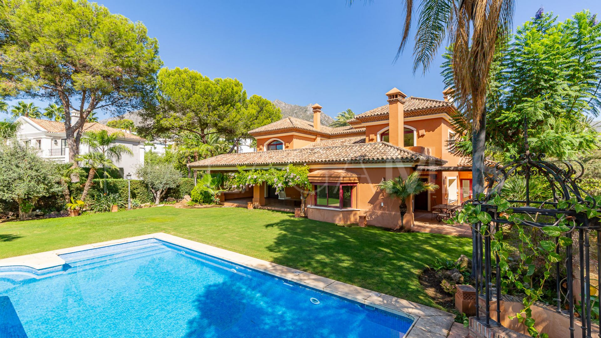 Villa for sale in Altos Reales