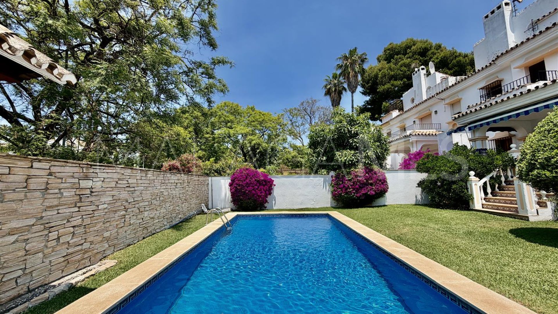 Pareado for sale in Nueva Andalucia with 3 bedrooms