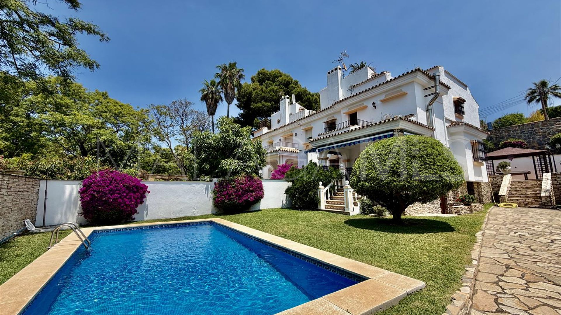 Pareado for sale in Nueva Andalucia with 3 bedrooms