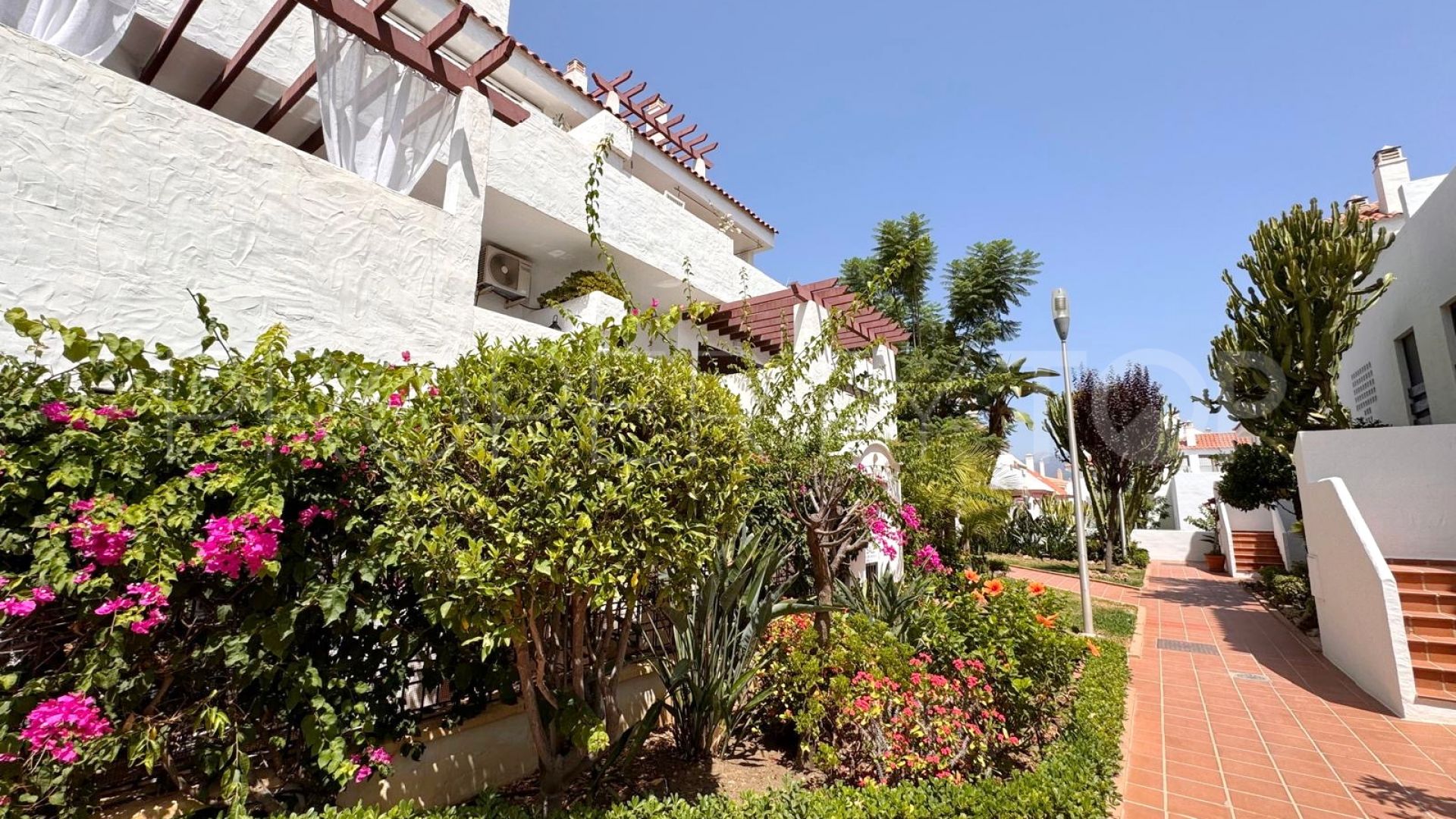 For sale ground floor duplex with 3 bedrooms in Nueva Andalucia