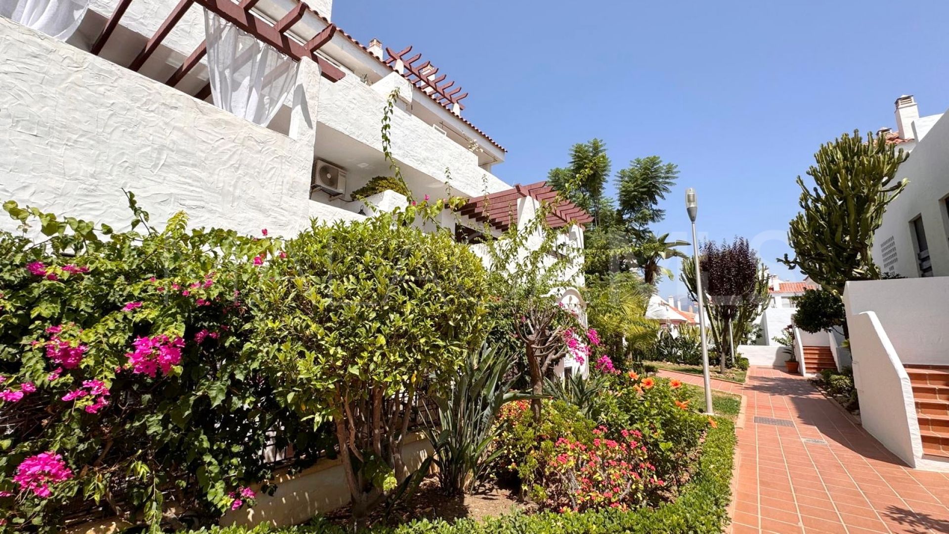 Ground floor duplex for sale in Nueva Andalucia