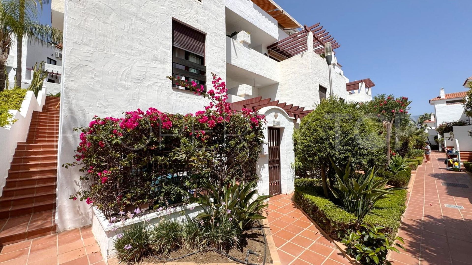 For sale ground floor duplex with 3 bedrooms in Nueva Andalucia