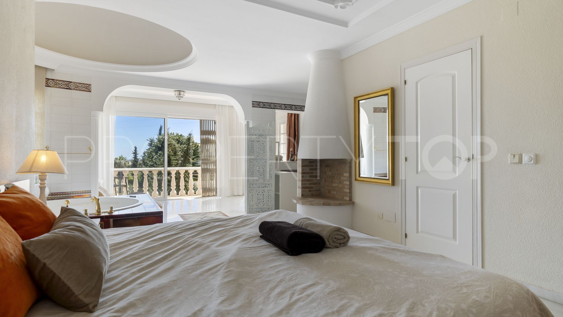 Villa con 5 dormitorios en venta en Nueva Andalucia