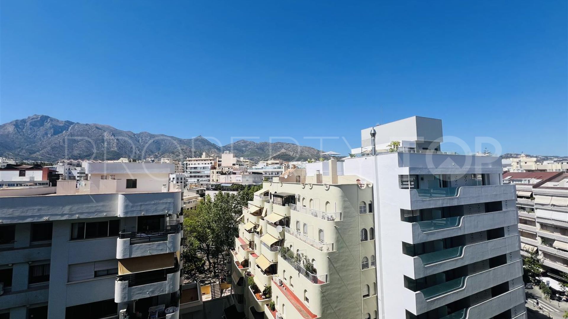 Buy apartment in Marbella Centro with 3 bedrooms