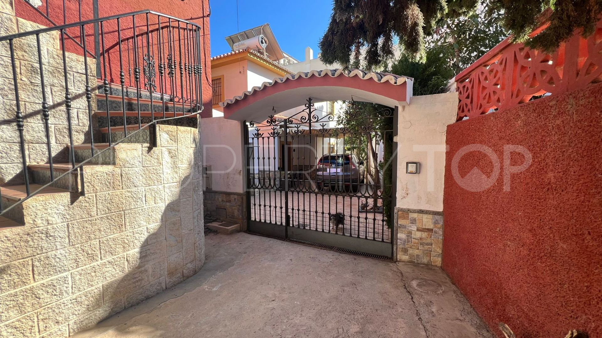 Villa for sale in La Carihuela