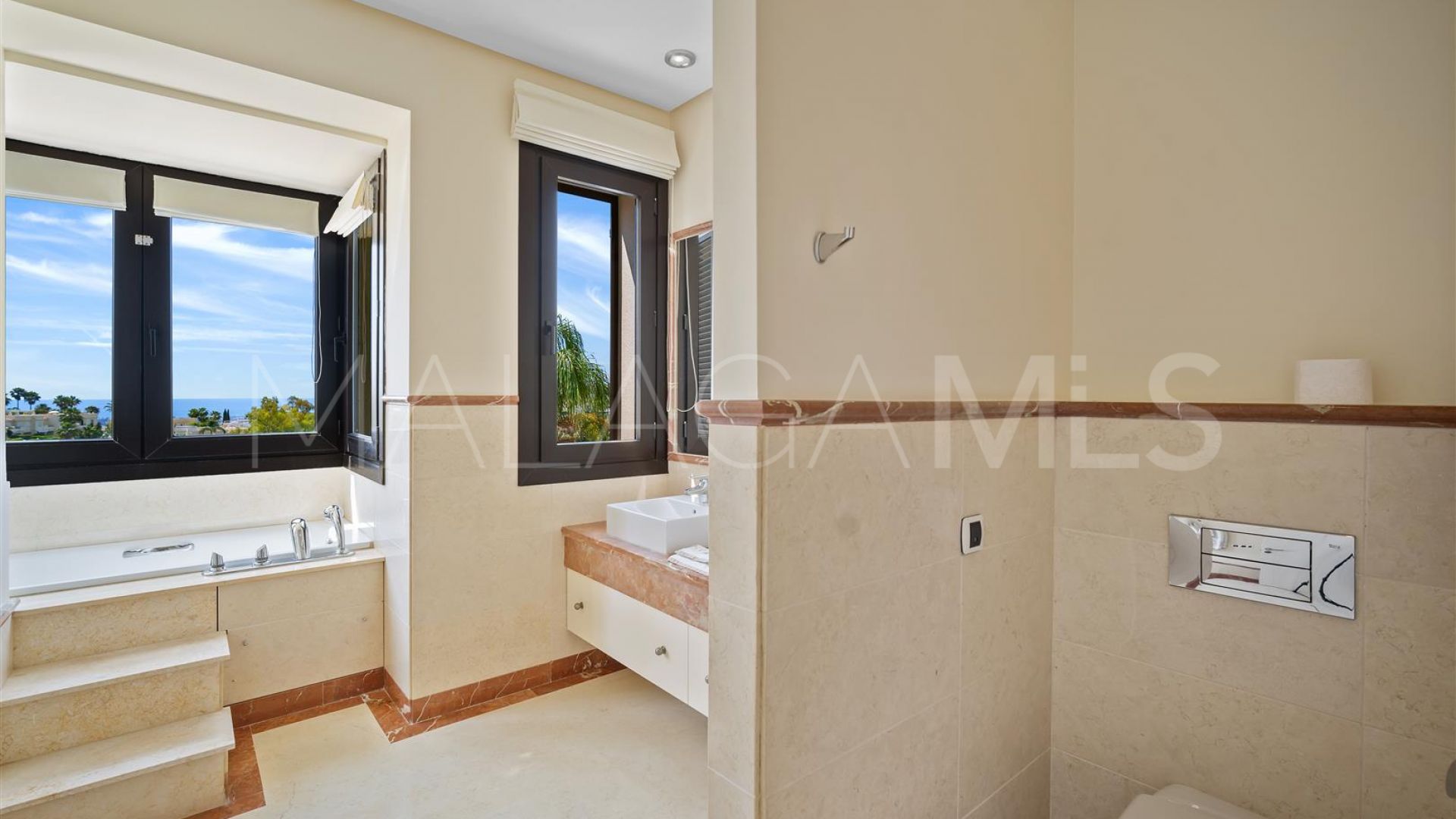 Semi detached villa for sale in La Quinta