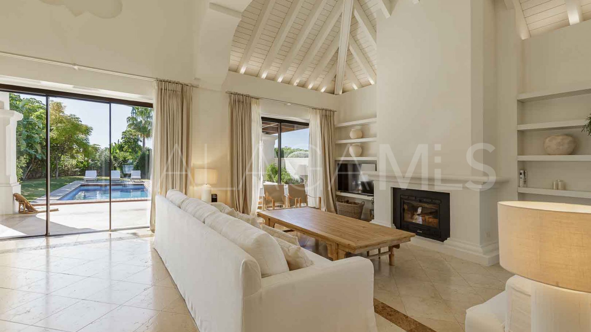 For sale Lomas de Puente Romano villa with 6 bedrooms