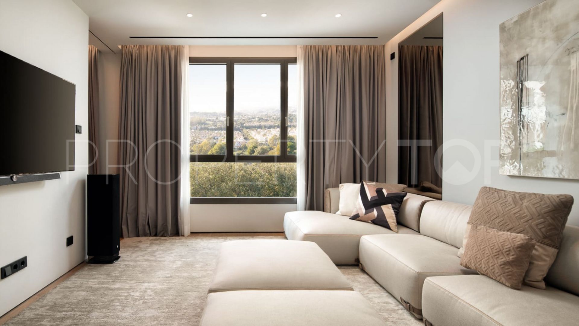 4 bedrooms ground floor apartment in Marbella Golden Mile for sale