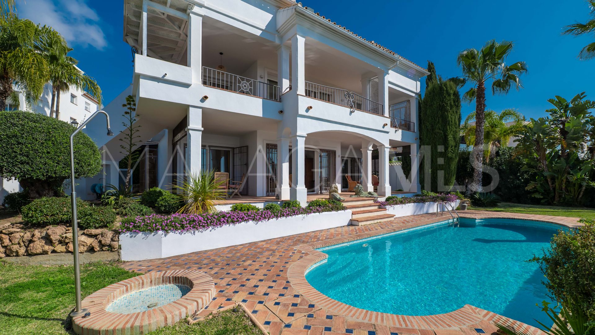 Villa for sale in Rio Real with 4 bedrooms