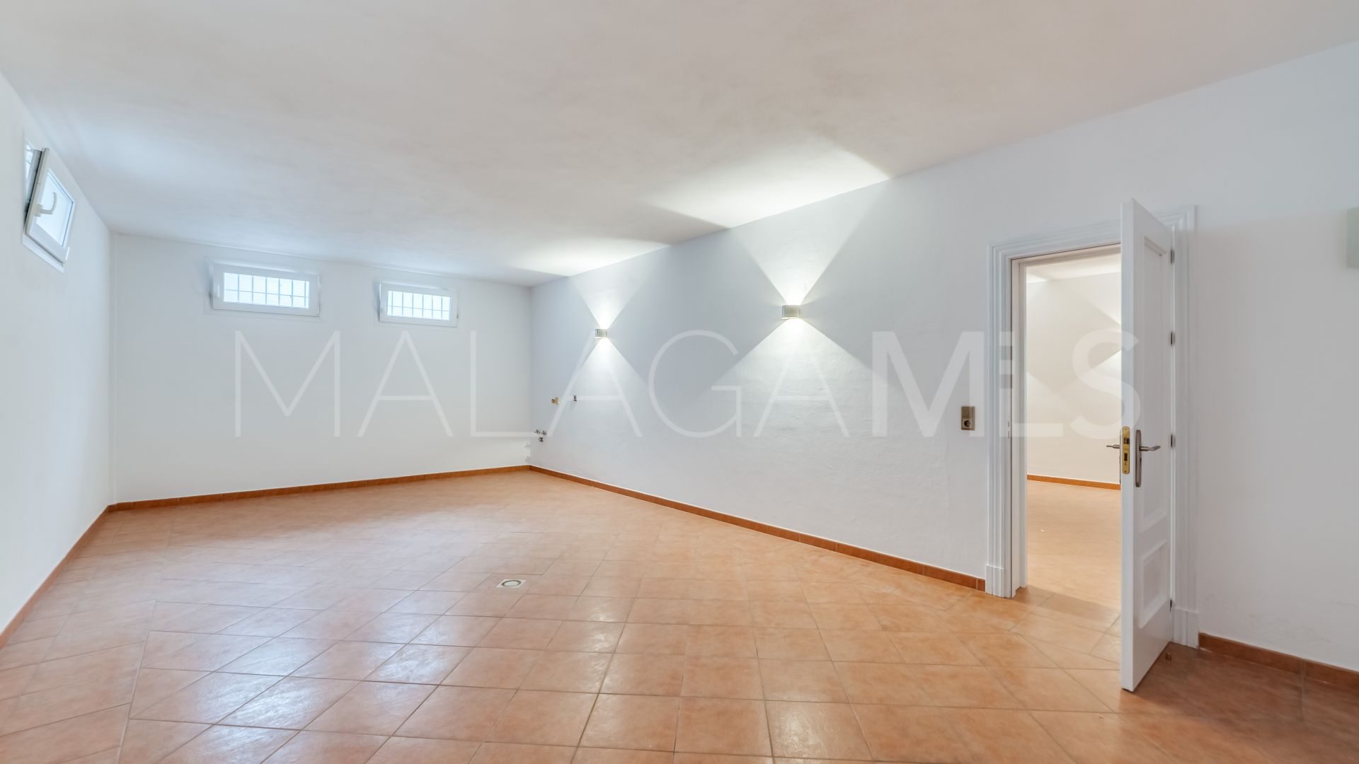 Villa for sale in Rio Real with 4 bedrooms