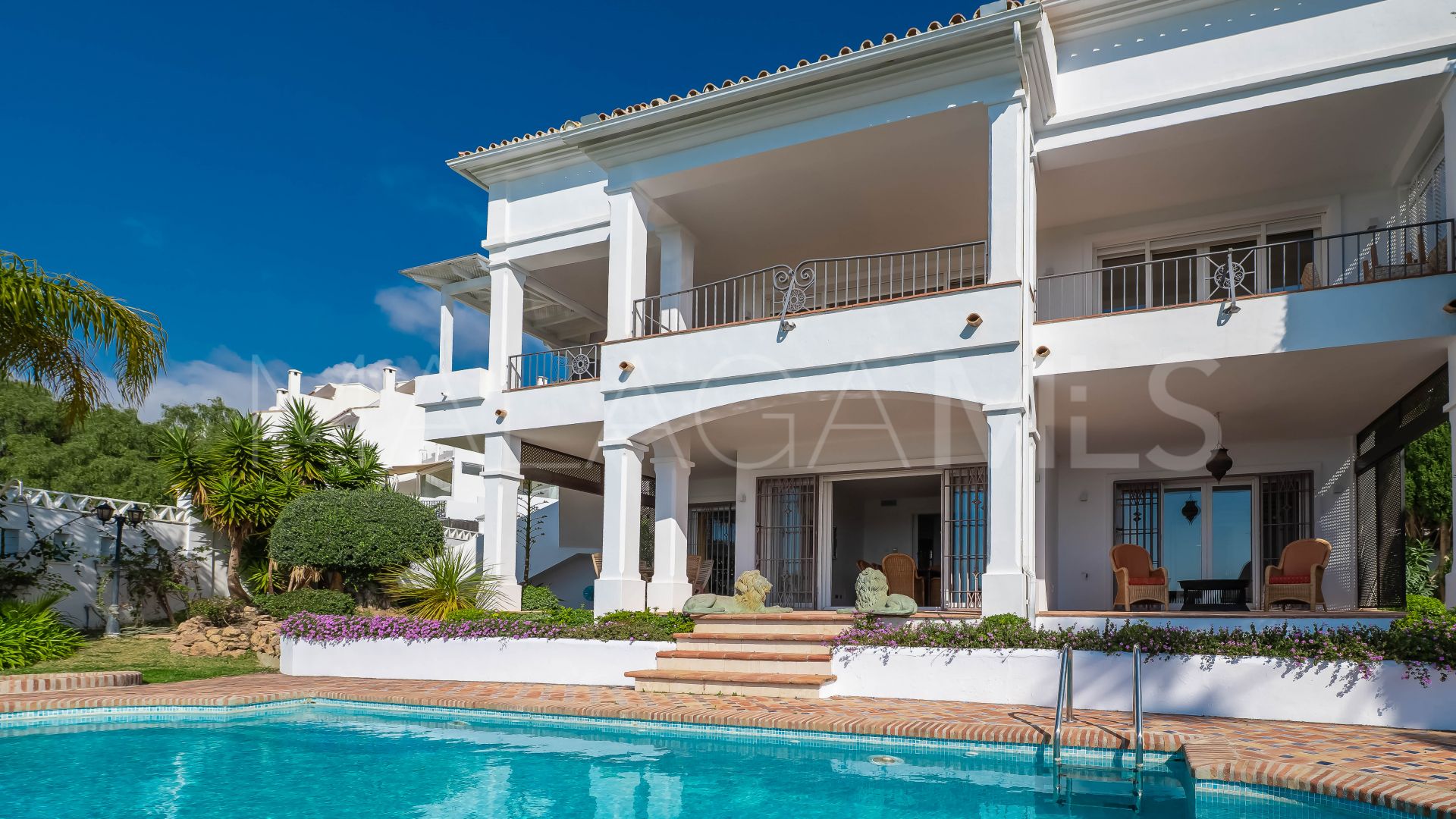 Villa for sale in Rio Real with 4 bedrooms