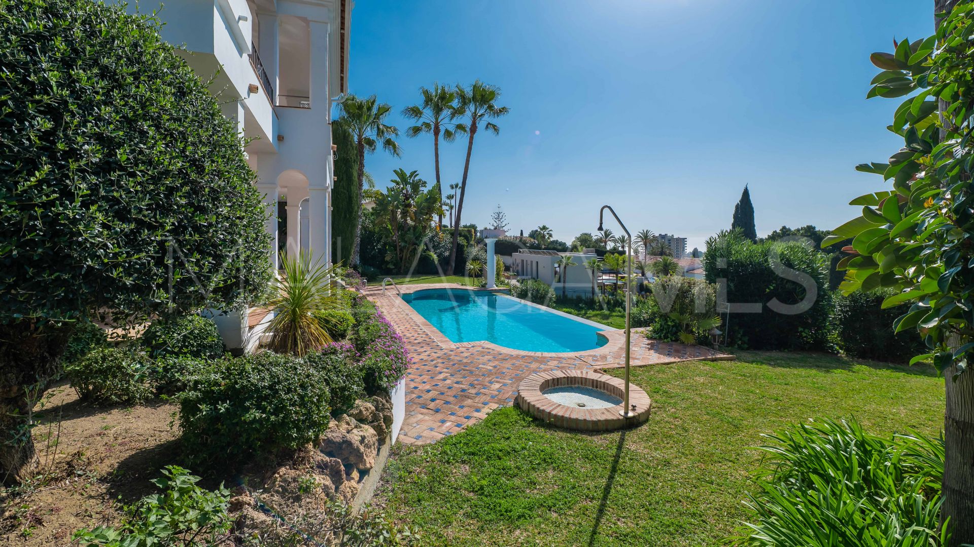 Villa for sale in Rio Real with 4 bedrooms