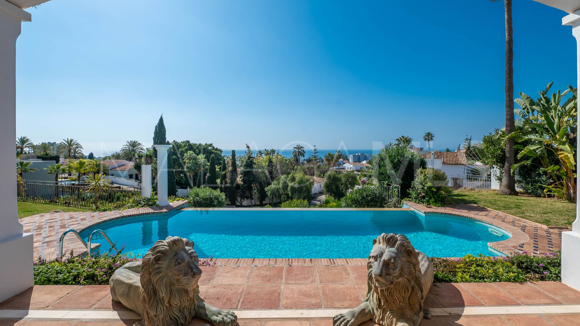 Villa for sale in Rio Real with 4 bedrooms
