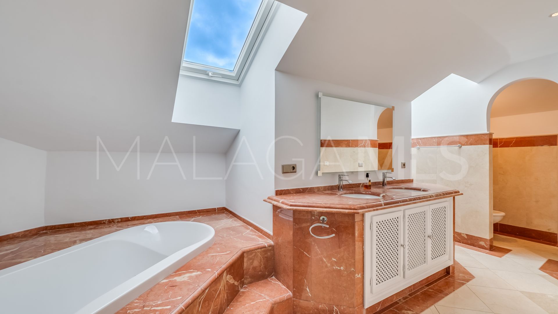 Villa for sale in Rio Real with 4 bedrooms