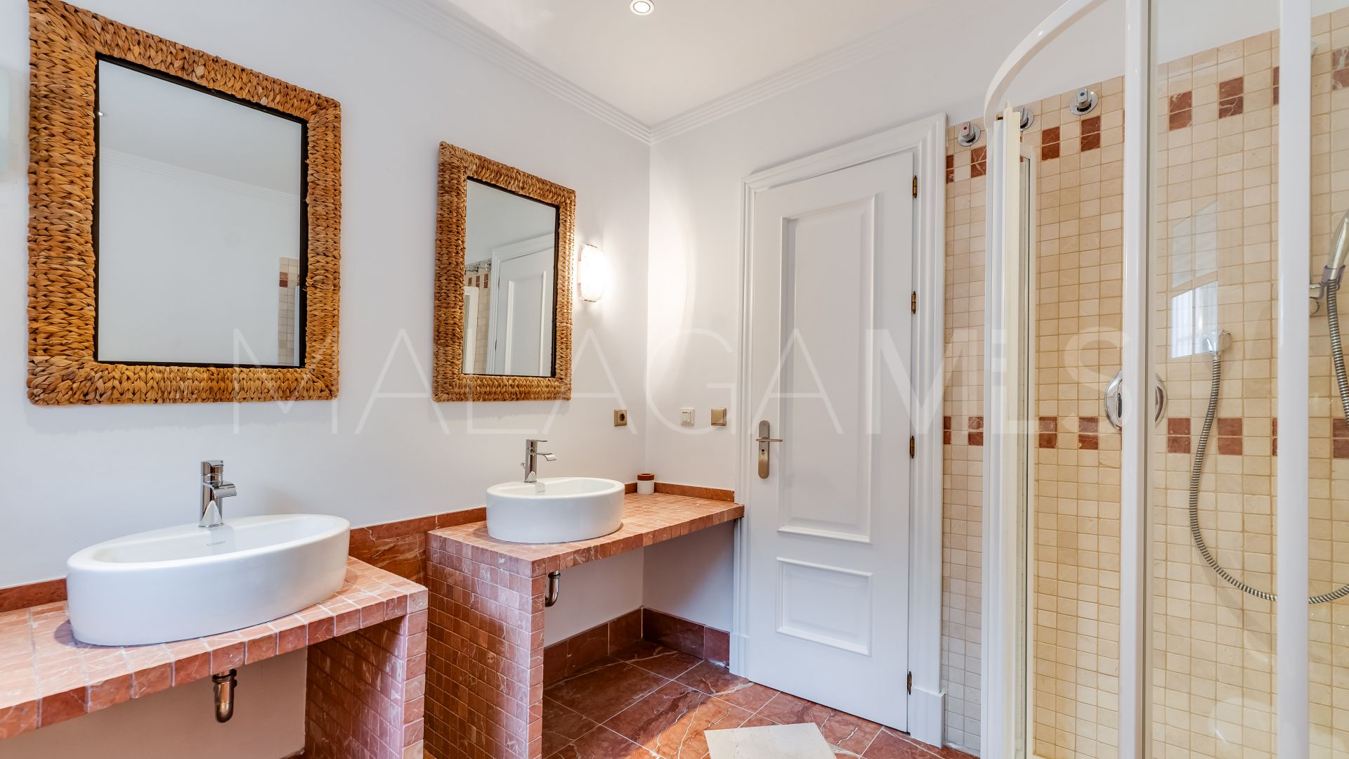 Villa for sale in Rio Real with 4 bedrooms