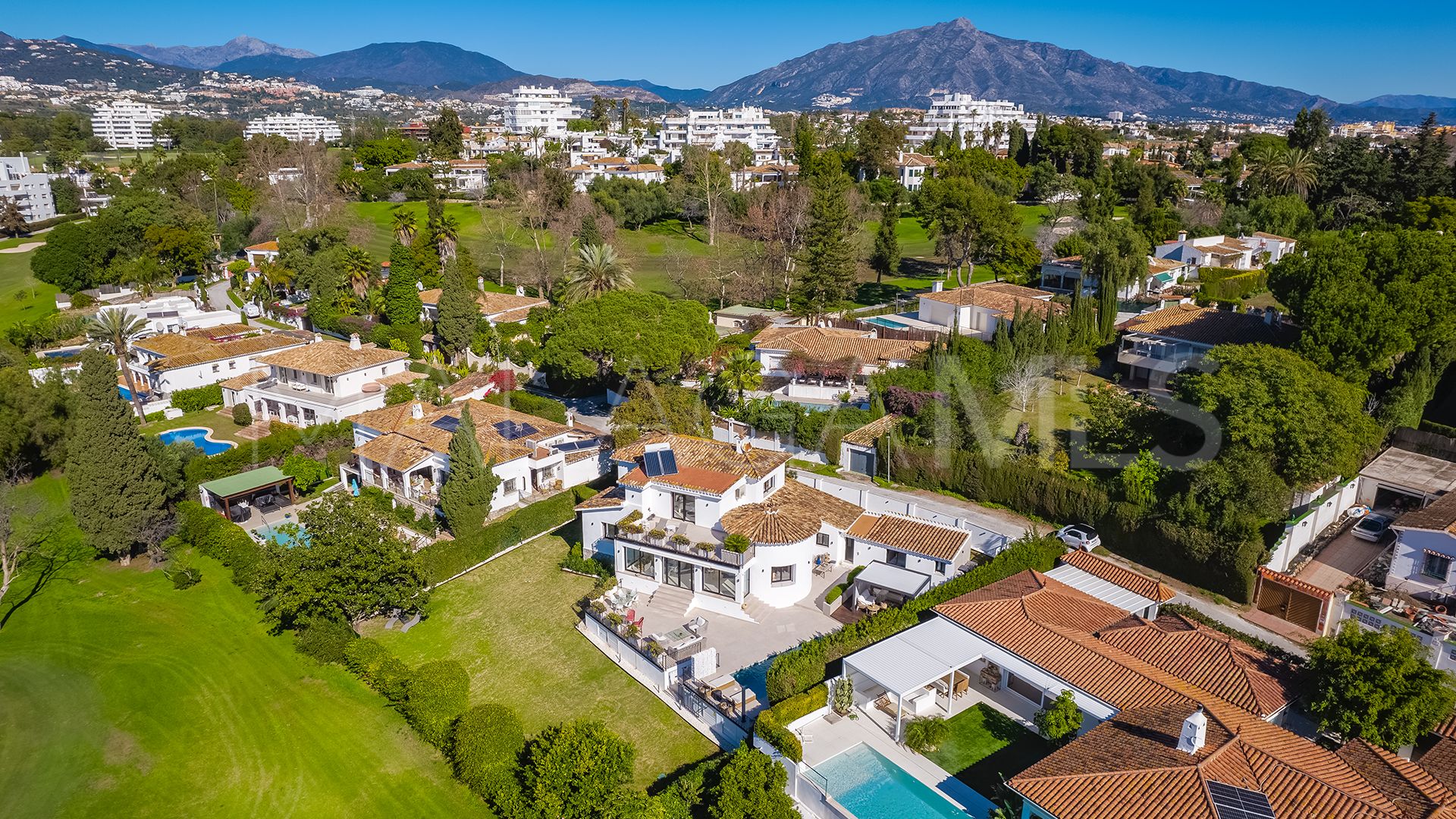 Villa for sale in Guadalmina Alta