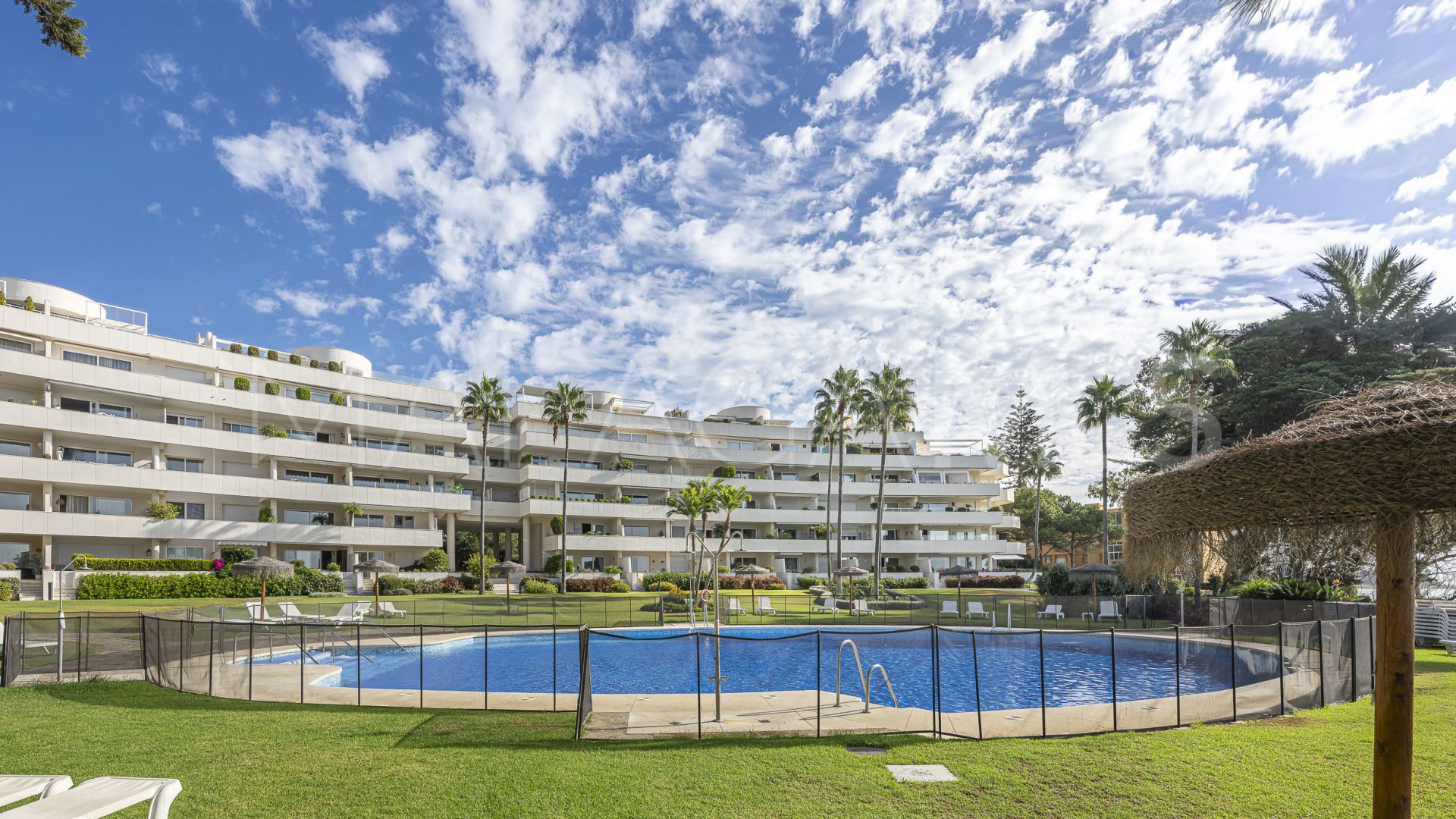 Se vende apartamento planta baja in Estepona de 3 bedrooms