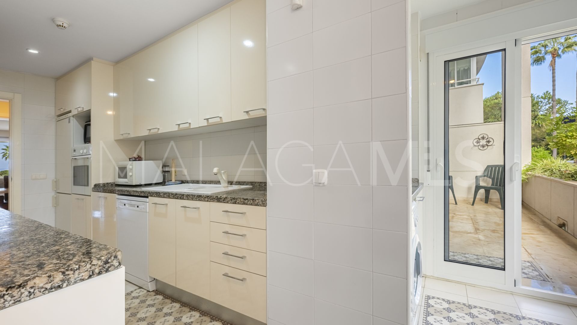 Se vende apartamento planta baja in Estepona de 3 bedrooms