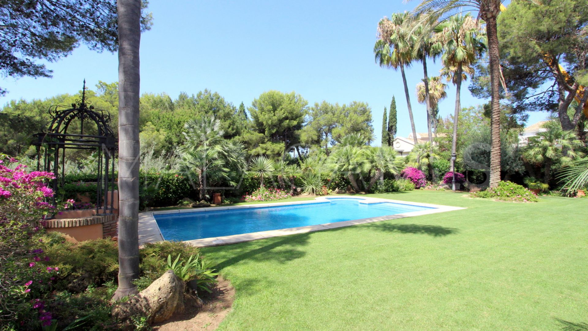 Villa for sale in Altos Reales