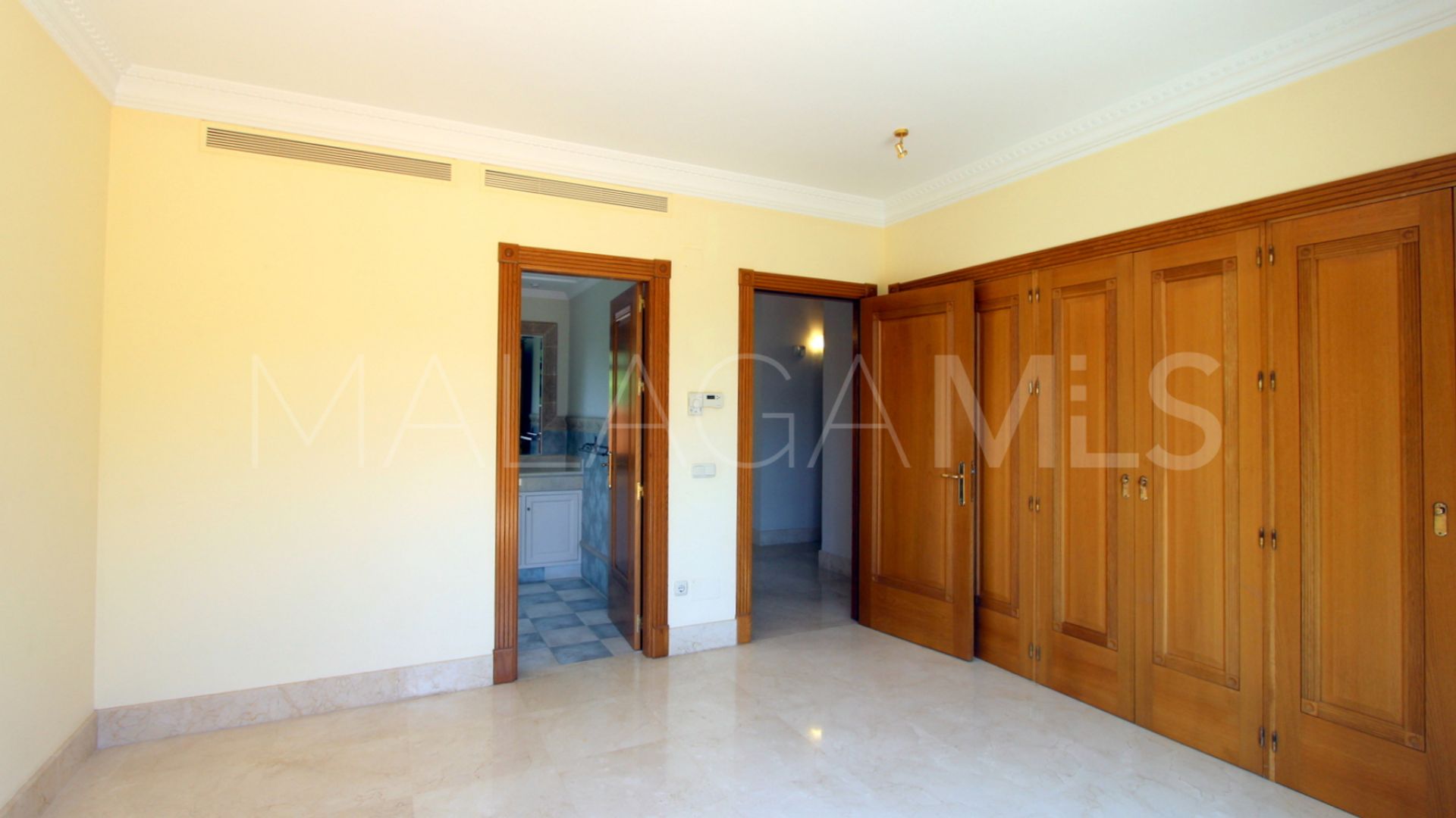 Villa for sale in Altos Reales