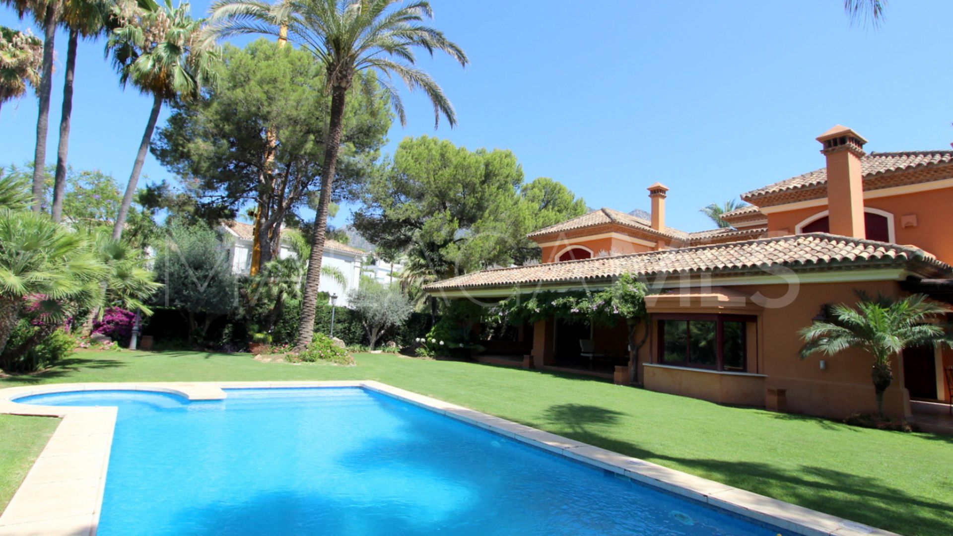 Villa for sale in Altos Reales