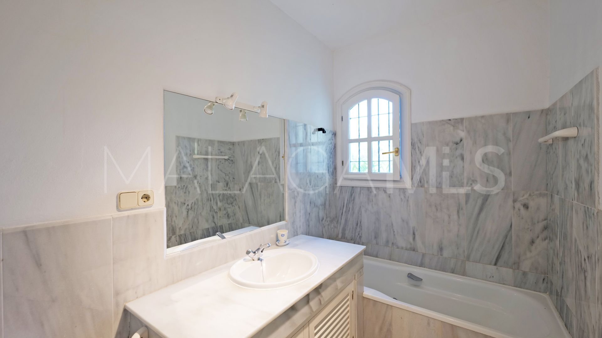 Villa for sale in Benahavis Centro