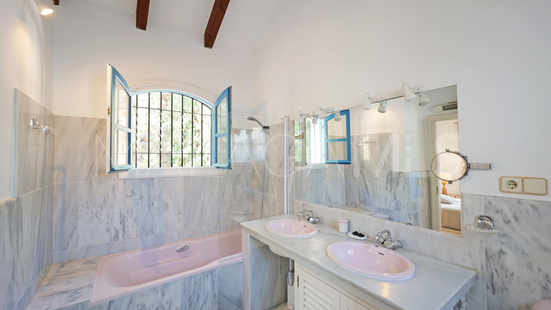 Villa for sale in Benahavis Centro