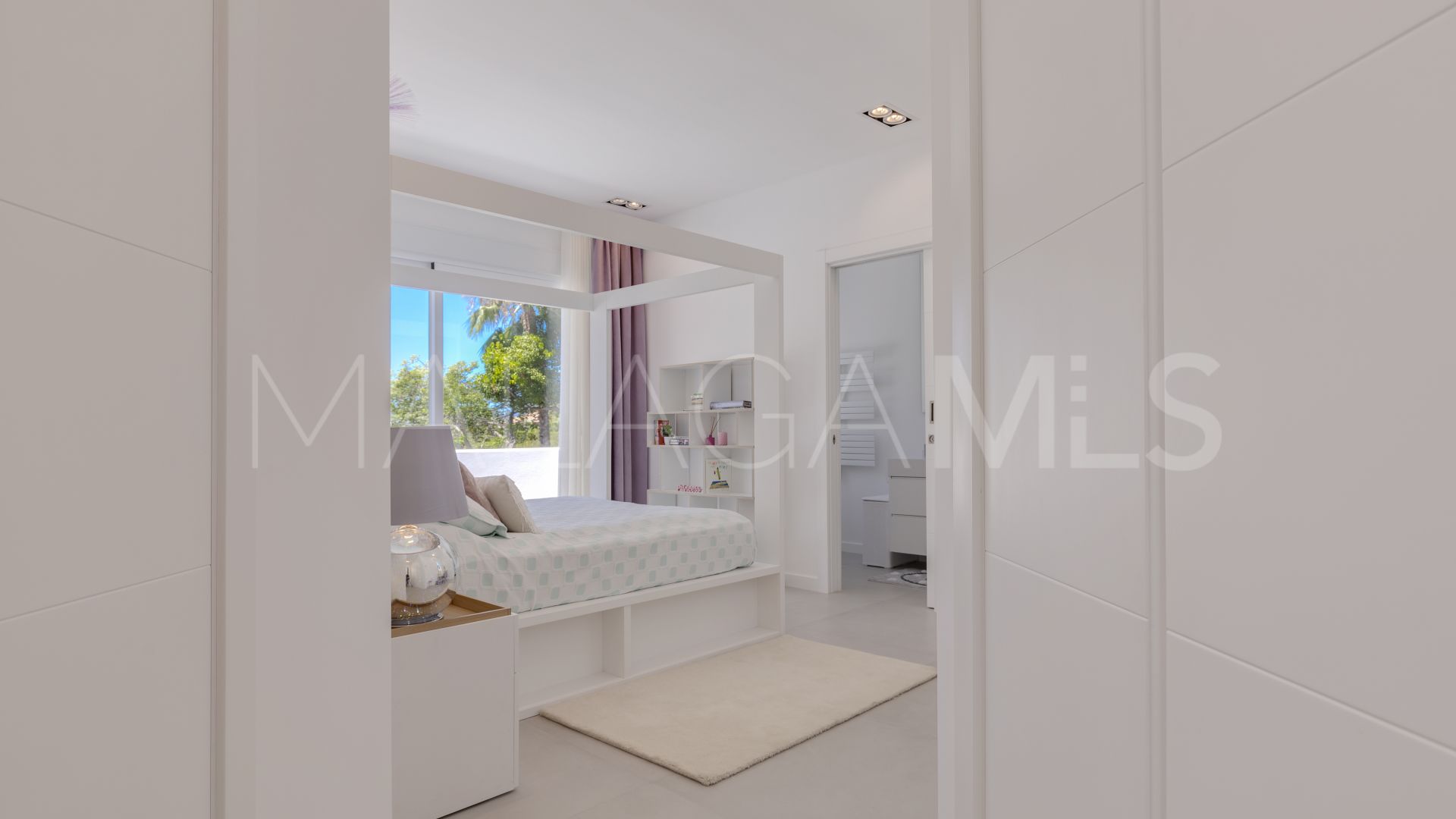 Villa for sale in Guadalmina Baja