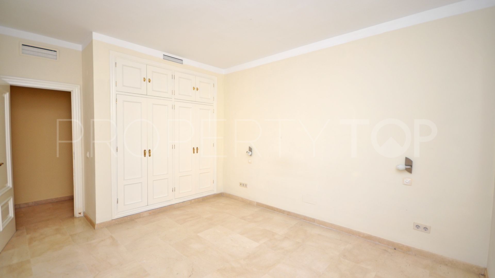 Ground floor apartment with 3 bedrooms for sale in Park Beach