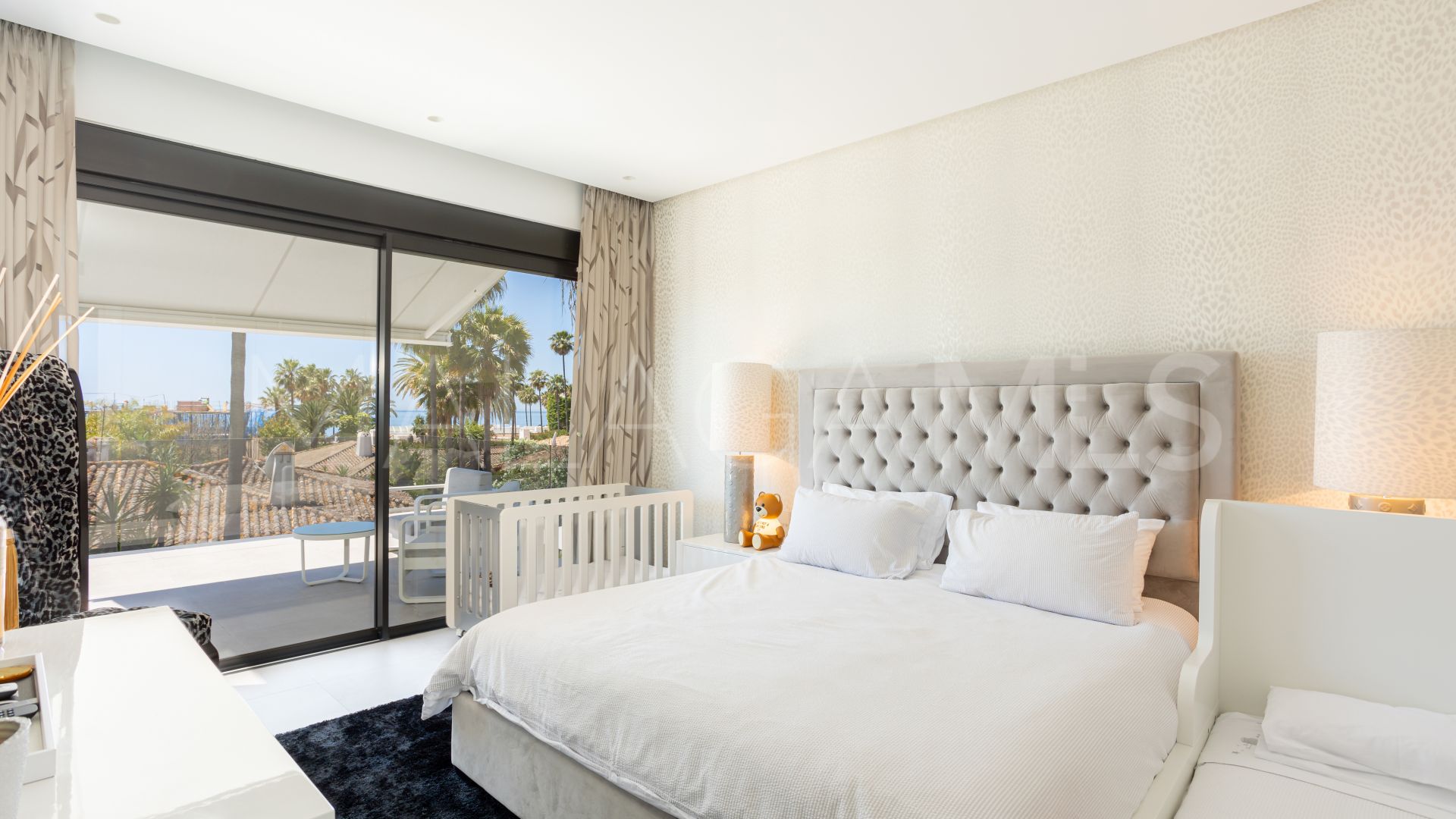Villa for sale in Los Monteros
