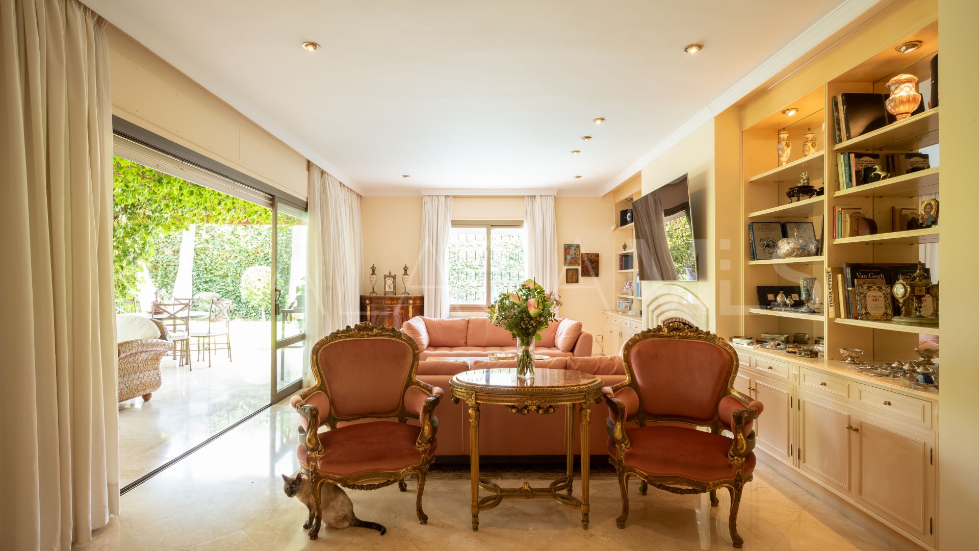 Villa for sale in Los Monteros