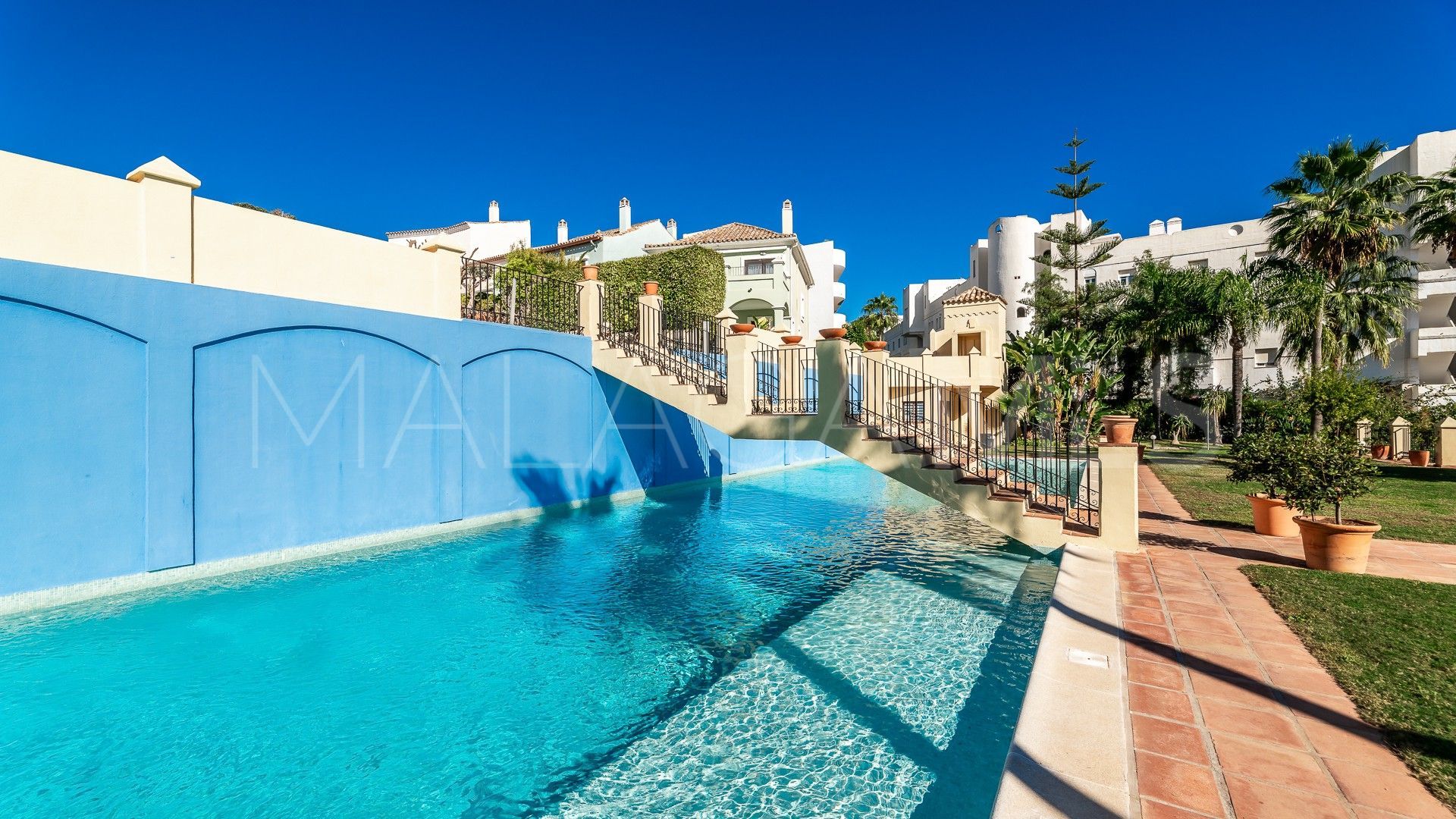 Villa pareada for sale in Marbella Ciudad with 4 bedrooms