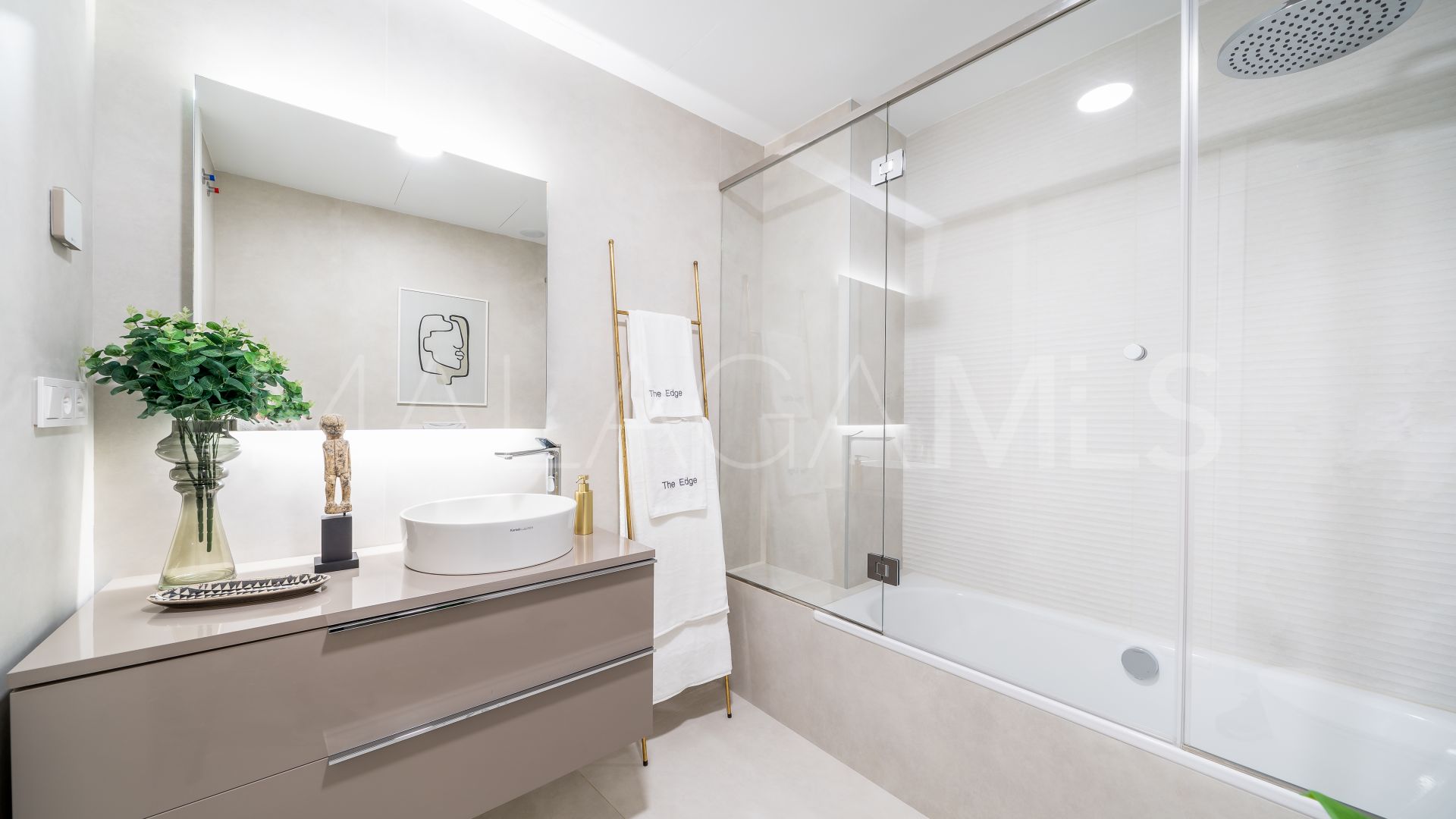 Buy apartamento in Estepona with 3 bedrooms